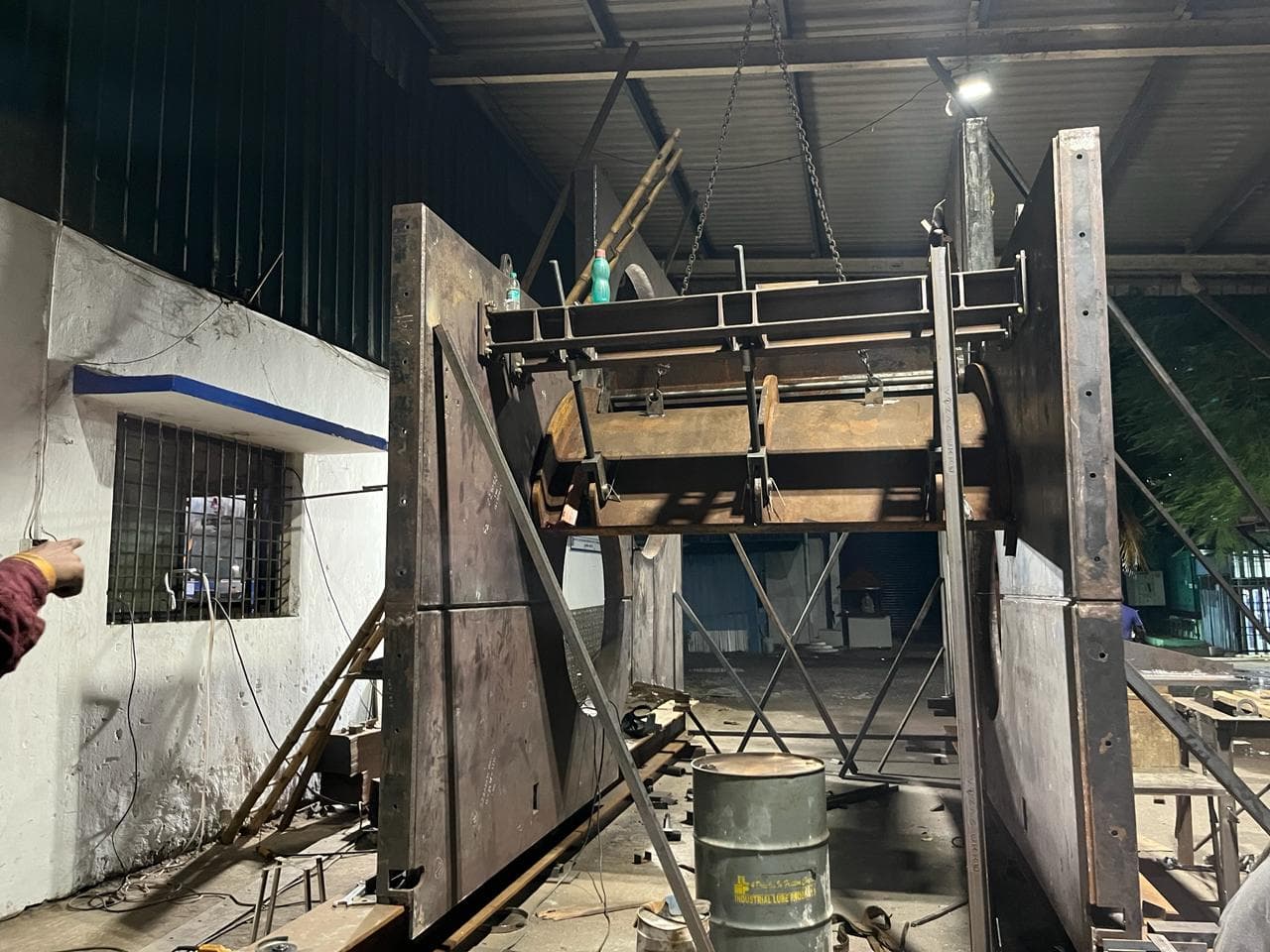 Slinging a full-width frame for the overhead crane